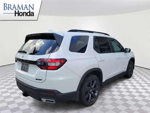 Certified 2025 Honda Pilot Sport image 3