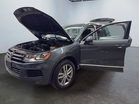 Used 2014 Volkswagen Touareg TDI image 9