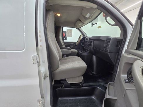Used 2014 Chevrolet Express 2500 RWD image 16