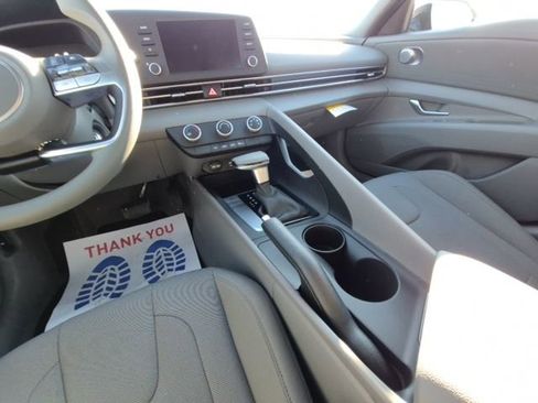Used 2025 Hyundai Elantra SE FWD image 20