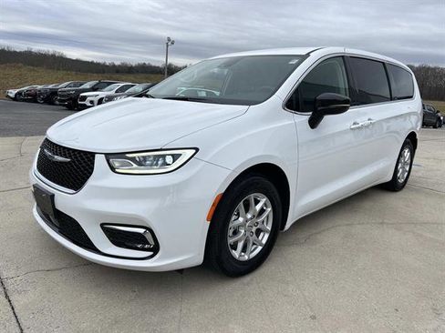 Used 2024 Chrysler Pacifica Touring-L image 8