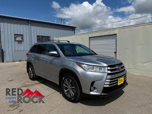 Used 2017 Toyota Highlander XLE AWD/4WD image 1