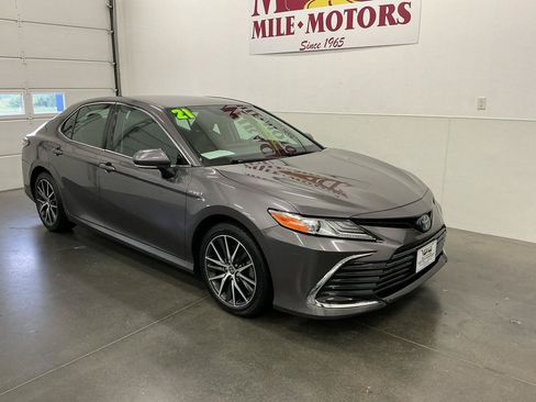 Used 2021 Toyota Camry XLE FWD image 1