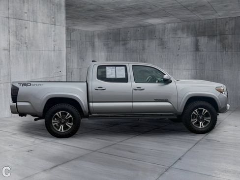 Used 2017 Toyota Tacoma TRD Sport w/ Tow Package RWD image 7