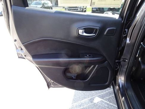 Used 2019 Jeep Compass Trailhawk w/ Leather Interior Group AWD/4WD image 16