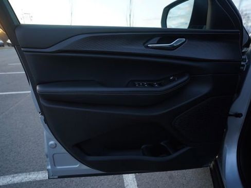 Used 2025 Jeep Grand Cherokee Laredo w/ Luxury Tech Group I image 14