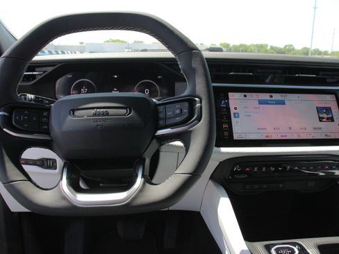 Used 2026 Jeep Cherokee Laredo AWD/4WD image 7