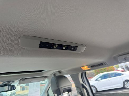 Used 2021 Toyota Sienna XLE image 32