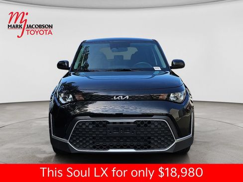 Used 2025 Kia Soul LX FWD image 3