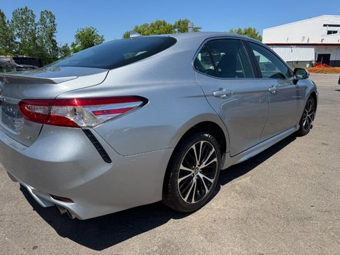 Used 2020 Toyota Camry SE FWD image 11