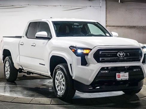 Certified 2025 Toyota Tacoma SR5 image 4