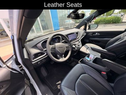 Used 2025 Chrysler Pacifica Select FWD image 12