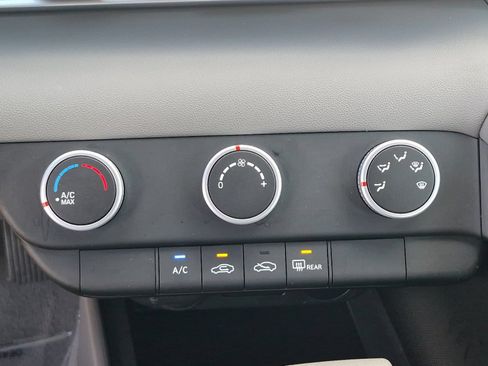 Used 2025 Hyundai Elantra SE FWD image 17