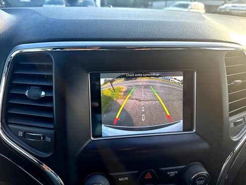 Used 2018 Jeep Grand Cherokee Limited image 28