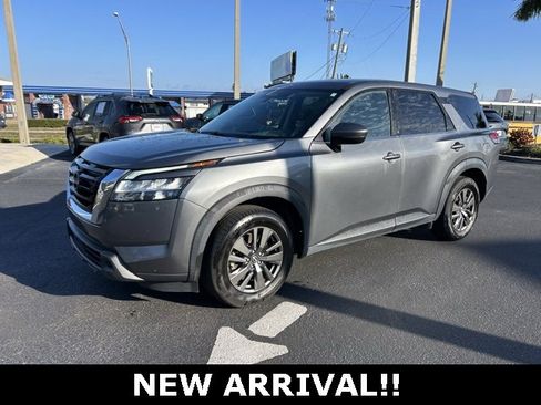 Used 2022 Nissan Pathfinder S image 3