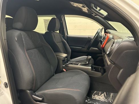 Used 2017 Toyota Tacoma 4x4 Double Cab image 10