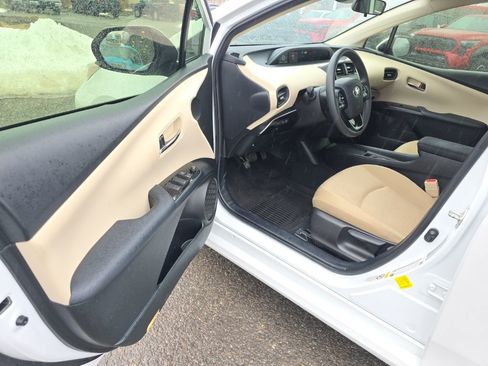 Certified 2022 Toyota Prius LE image 10