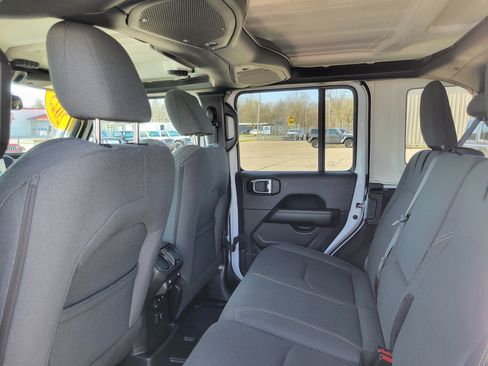 Used 2025 Jeep Wrangler Unlimited Sahara AWD/4WD image 17