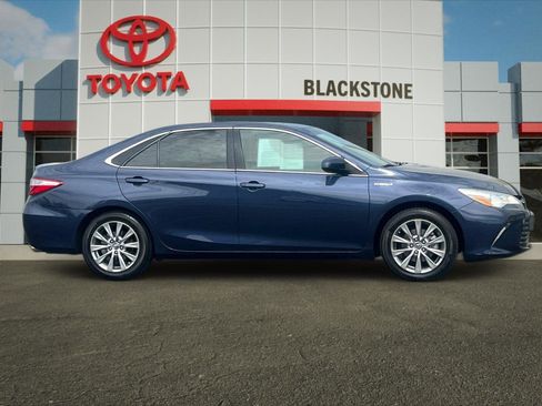 Used 2017 Toyota Camry XLE w/ Moonroof Package image 2