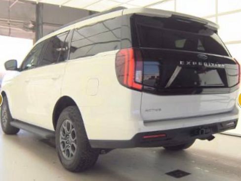 Used 2025 Ford Expedition Active AWD/4WD image 9