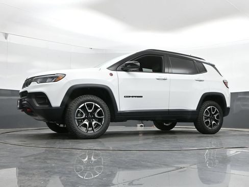 Used 2025 Jeep Compass Trailhawk AWD/4WD image 44