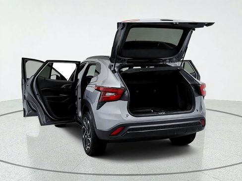 Certified 2024 Chevrolet Trax RS w/ Sunroof Package FWD image 11