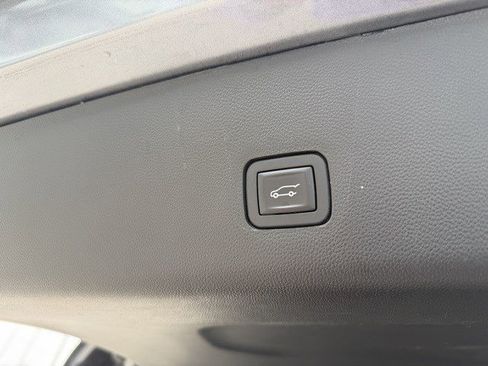 Used 2020 Chevrolet Traverse LT image 20