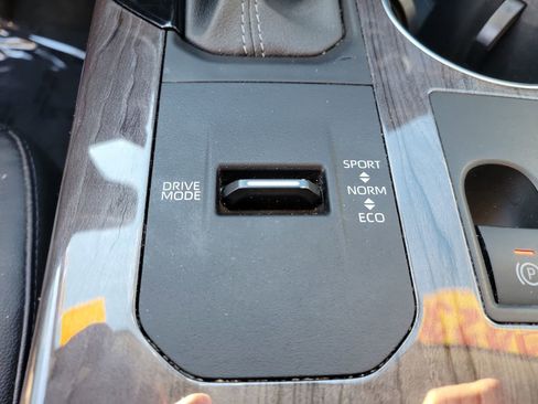 Used 2023 Toyota Highlander Limited image 24