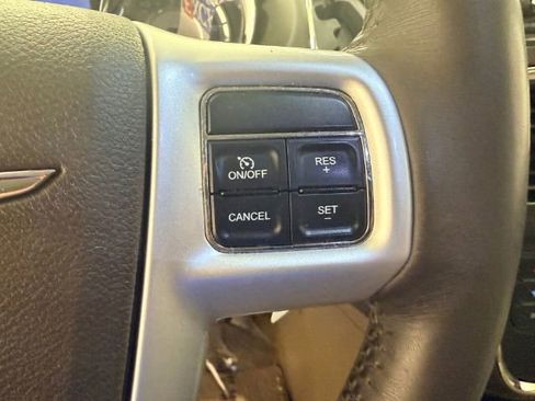 Used 2016 Chrysler Town & Country Touring FWD image 20