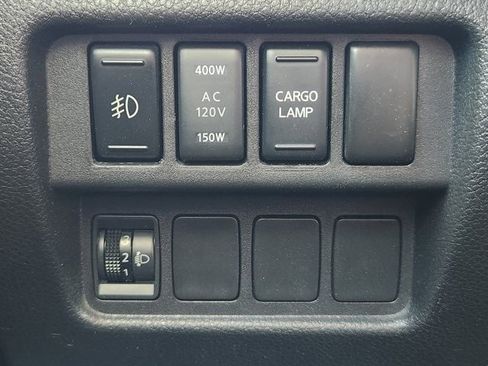 Used 2018 Nissan Titan SV w/ SV Convenience Package image 21