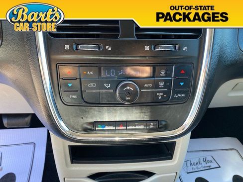 Used 2013 Chrysler Town & Country Touring FWD image 29