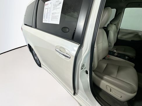 Used 2020 Toyota Sienna XLE FWD image 28