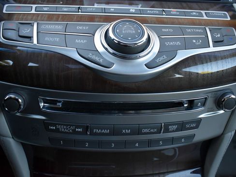 Used 2017 INFINITI Q70 L 3.7 w/ Deluxe Touring Package image 24