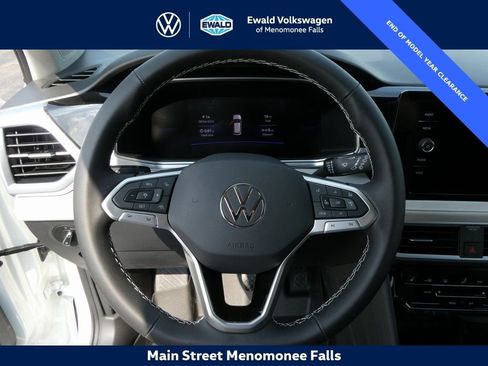Certified 2025 Volkswagen Taos SE image 4