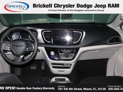 Used 2023 Chrysler Pacifica Touring-L FWD image 18