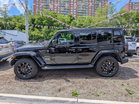 Used 2023 Jeep Wrangler Unlimited Sahara w/ Cold Weather Group AWD/4WD image 9