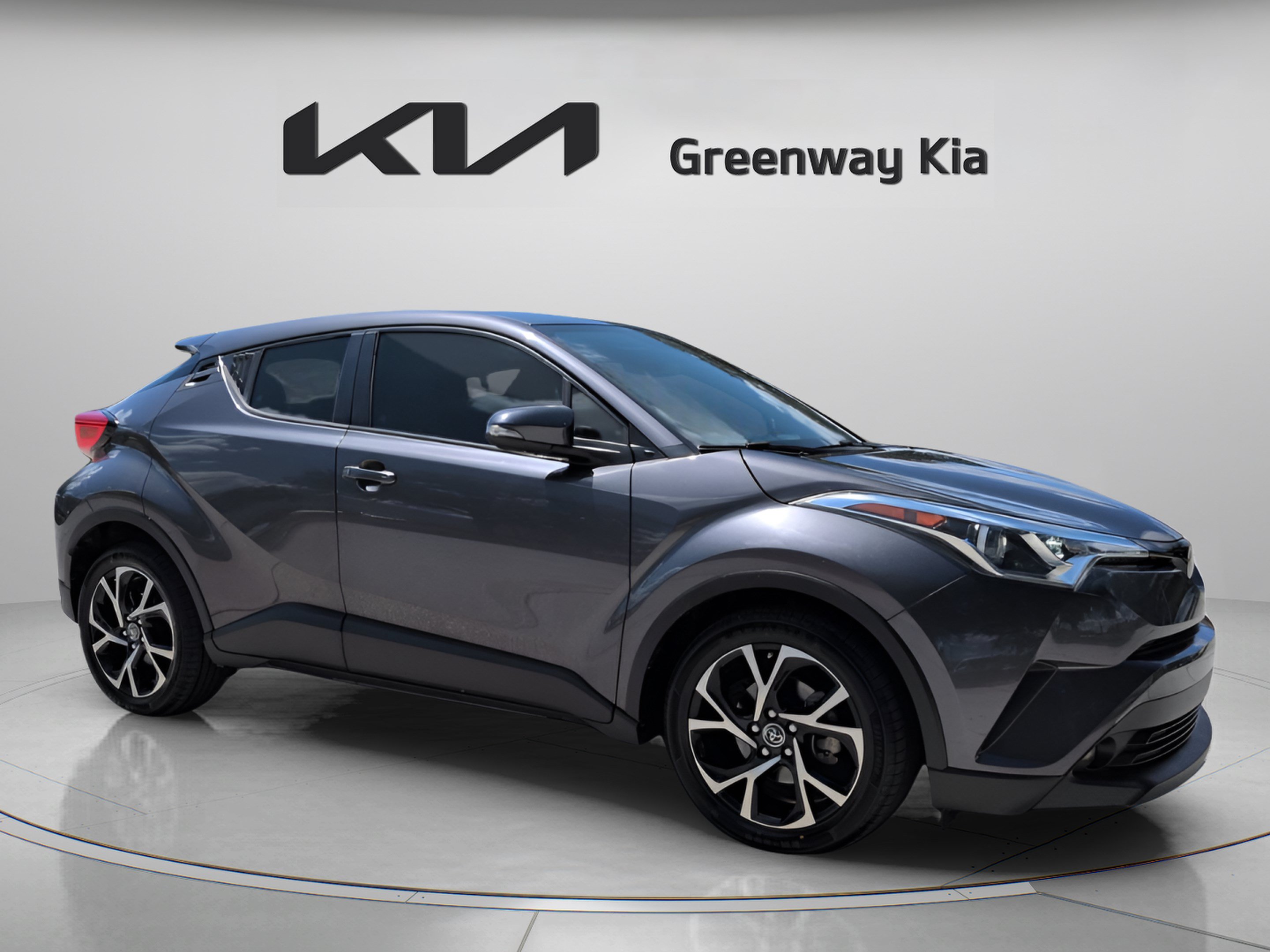 Used 2019 Toyota C-HR XLE FWD image 3