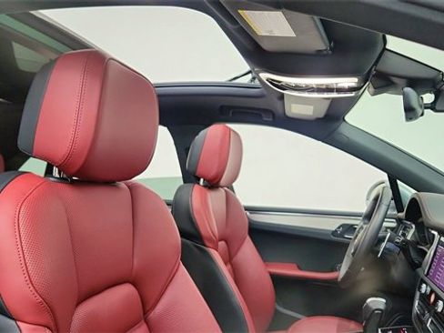 Used 2025 Porsche Macan image 21