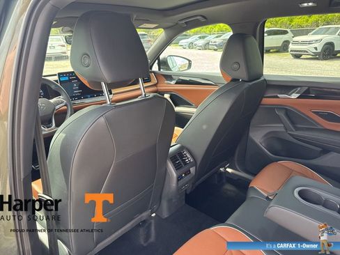 Used 2025 Volkswagen Tiguan SEL R-Line image 11