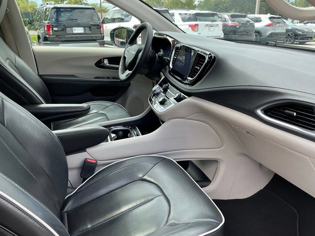 Used 2023 Chrysler Pacifica Limited FWD image 19