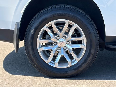 Used 2024 GMC Yukon XL SLT w/ SLT Luxury Package AWD/4WD image 10