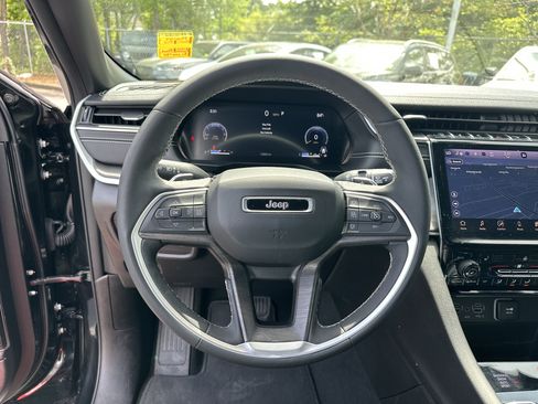 Used 2024 Jeep Grand Cherokee Limited w/ Black Appearance Package AWD/4WD image 26