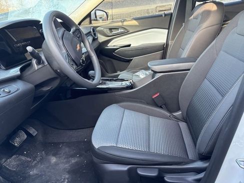 Used 2025 Chevrolet Trax LT image 7