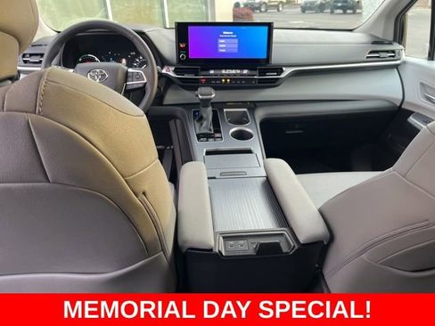 Used 2025 Toyota Sienna XLE FWD image 16