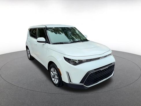 Used 2025 Kia Soul LX w/ LX Technology Package FWD image 3