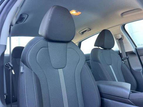 Certified 2025 Hyundai Elantra SE image 17