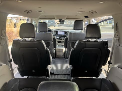 Used 2022 Chrysler Pacifica Touring-L image 16