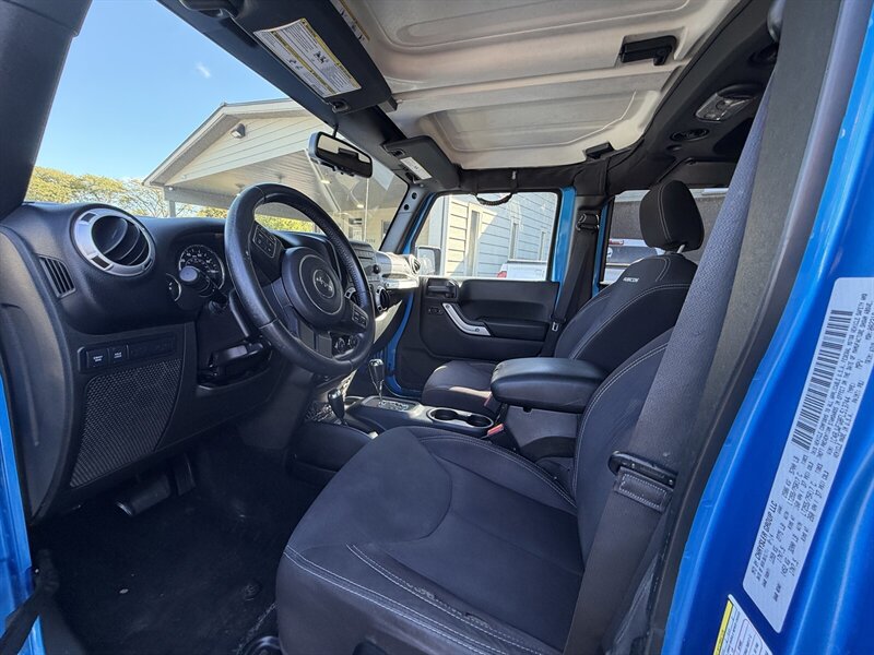 Used 2015 Jeep Wrangler Unlimited Rubicon w/ Connectivity Group AWD/4WD image 15