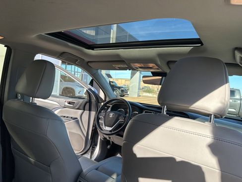 Used 2017 Toyota Highlander XLE image 18