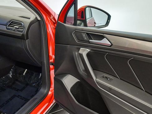 Used 2022 Volkswagen Tiguan SE w/ Panoramic Sunroof Package image 17